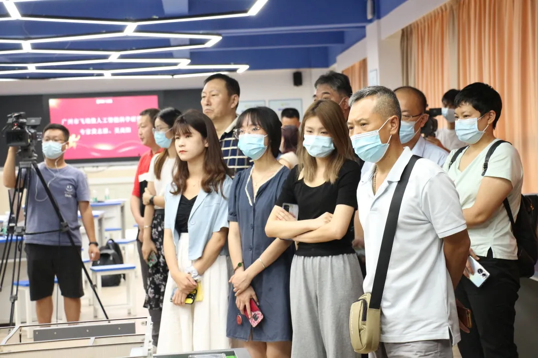 热烈祝贺飞瑞敖中小学人工智能课程研讨会暨赛事交流大会圆满召开